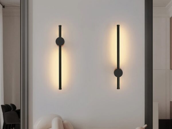 Applique murale LED rotative en métal noir, offrant une lumière moderne et réglable pour un éclairage élégant et personnalisé.