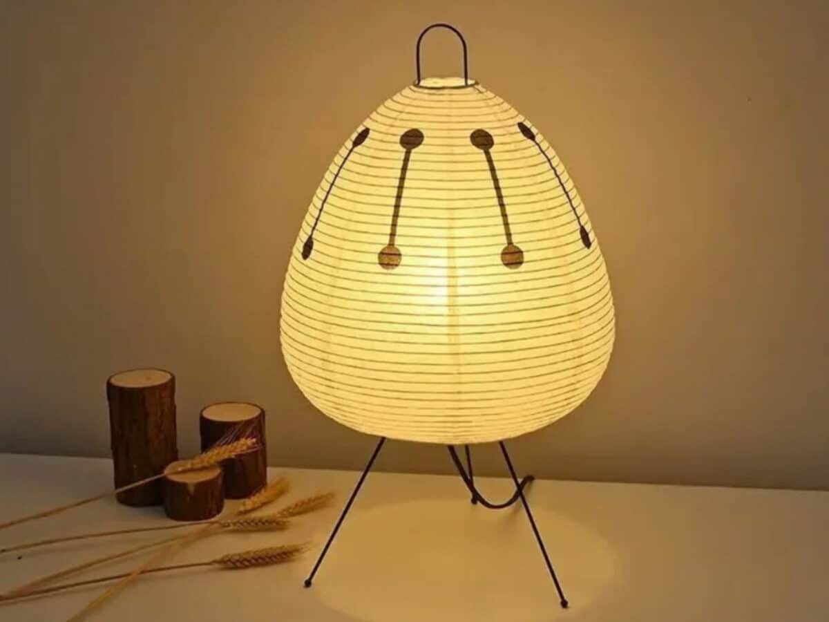 Lampe de chevet japonaise en papier avec une structure élégante et un design minimaliste, diffusant une lumière douce et apaisante pour une ambiance zen et chaleureuse.