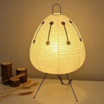Lampe de chevet Japonaise en papier Lampe de chevet japonaise en papier avec une structure élégante et un design minimaliste, diffusant une lumière douce et apaisante pour une ambiance zen et chaleureuse.