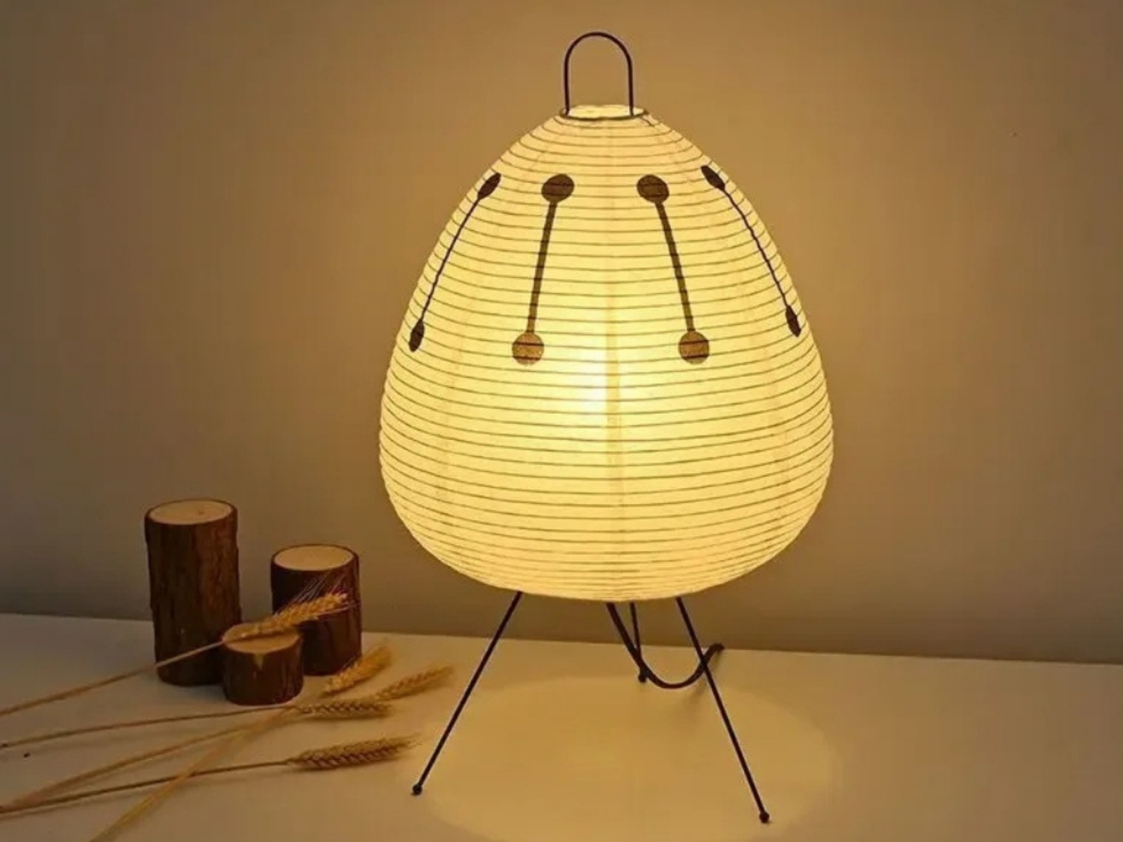 Lampe de chevet japonaise en papier avec une structure élégante et un design minimaliste, diffusant une lumière douce et apaisante pour une ambiance zen et chaleureuse.