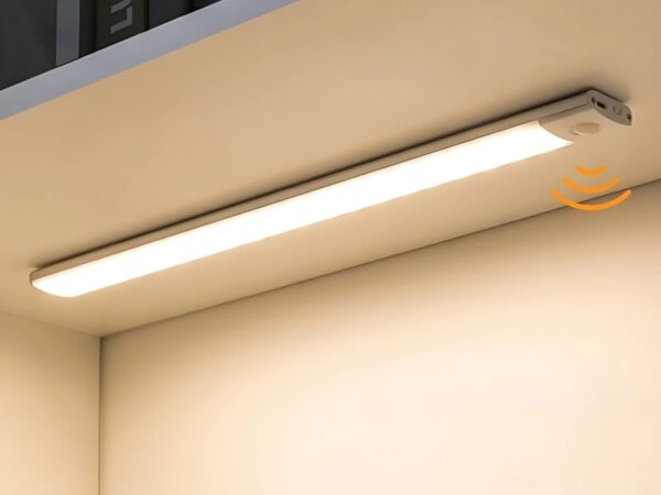 Lampe LED sans fil équipée d'un capteur de mouvement, idéale pour éclairer automatiquement les espaces sombres avec une lumière douce et fonctionnelle.