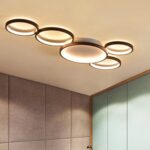 Plafonnier LED design multi-cercles Plafonnier LED design composé de plusieurs cercles lumineux entrelacés, offrant un éclairage moderne et élégant pour une ambiance sophistiquée.