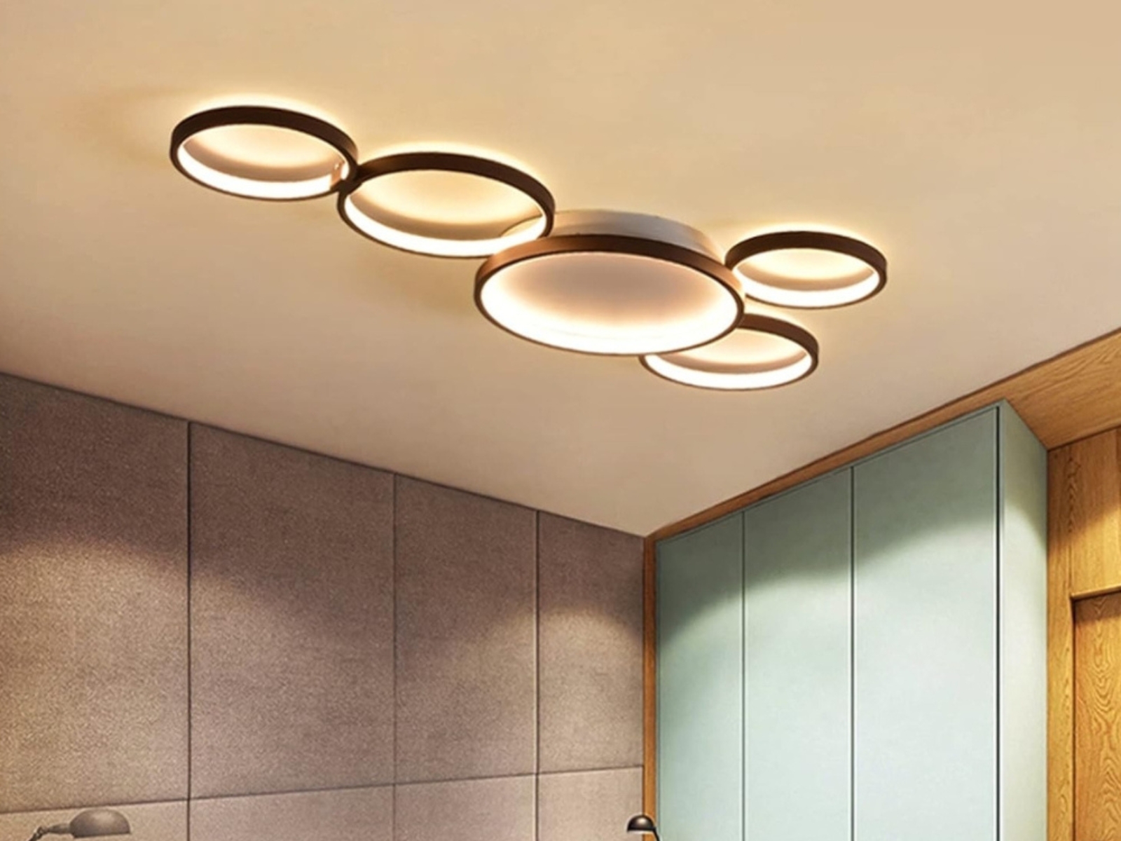 Plafonnier LED design composé de plusieurs cercles lumineux entrelacés, offrant un éclairage moderne et élégant pour une ambiance sophistiquée.