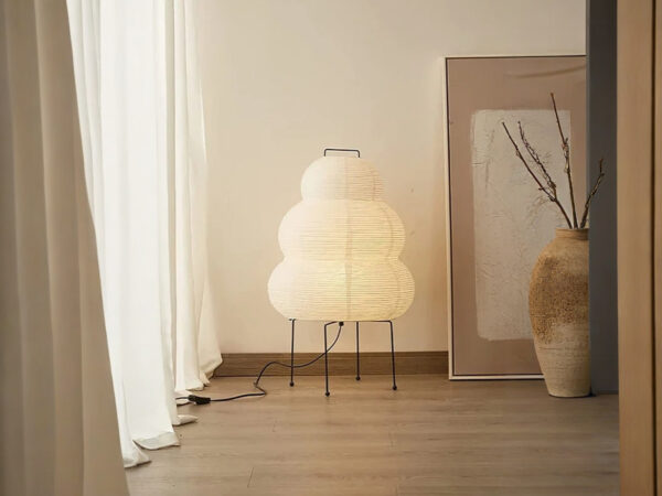 Lampadaire LED en papier de riz style japandi blanc en forme de gourde japonaise surélevé grâce à ses pieds métallique noir
