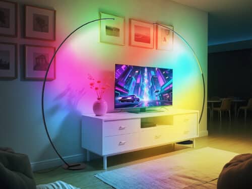 Deux lampadaires LED d’angle arqué intelligent noir mat avec lumière RGB personnalisable au design moderne et élégant, installés dans un salon de par et d'autre la télévision.