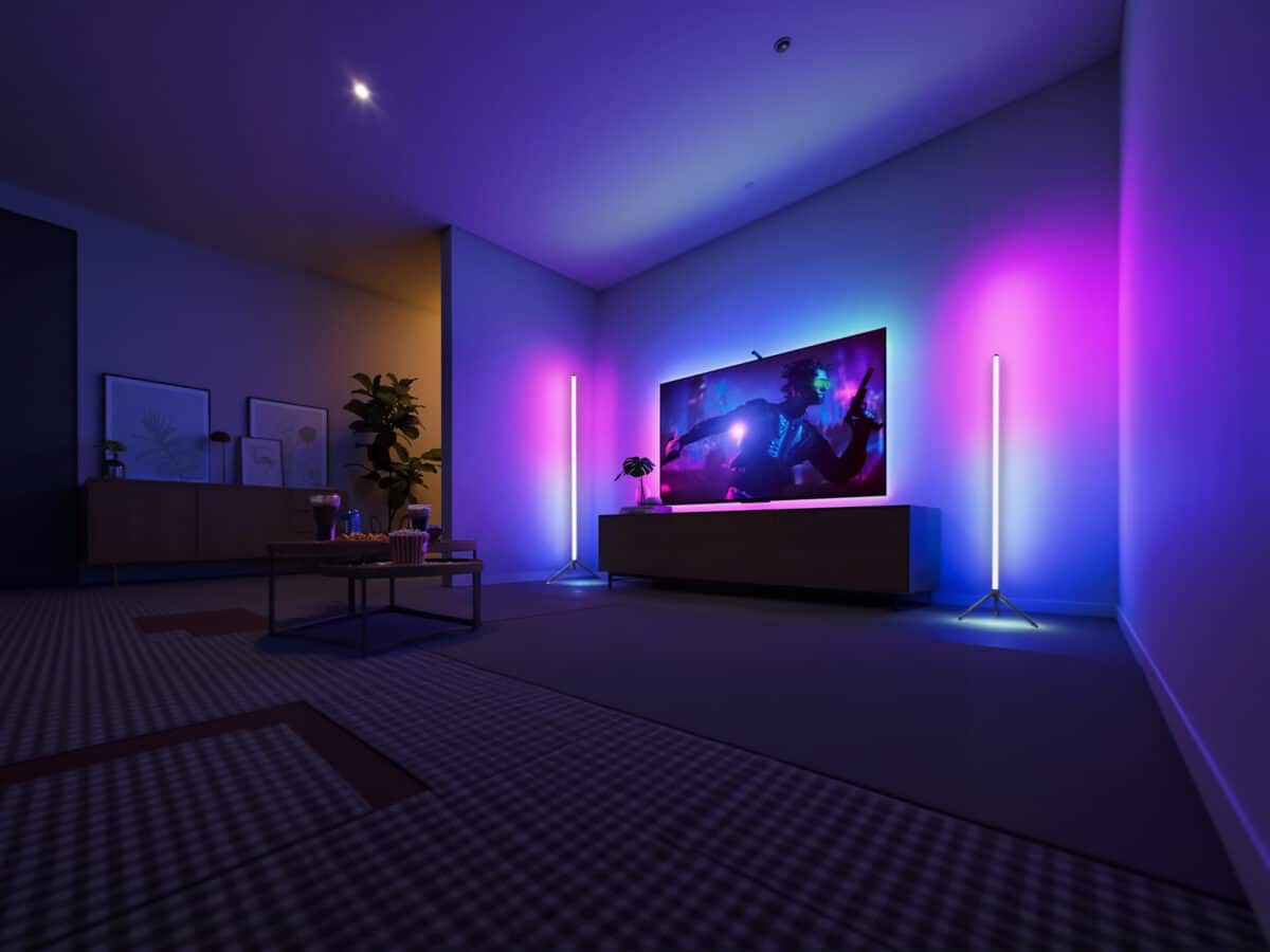 Lampadaire LED d’angle intelligent en forme de tube, sur pied, design minimaliste noir, lumière RGB personnalisable dans un salon moderne.