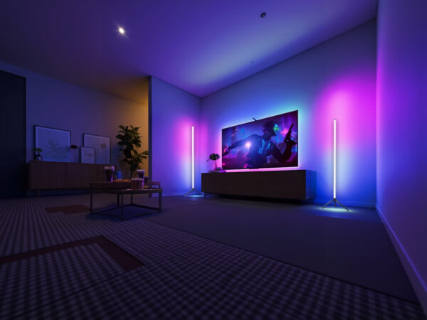 Lampadaire LED d’angle intelligent en forme de tube, sur pied, design minimaliste noir, lumière RGB personnalisable dans un salon moderne.