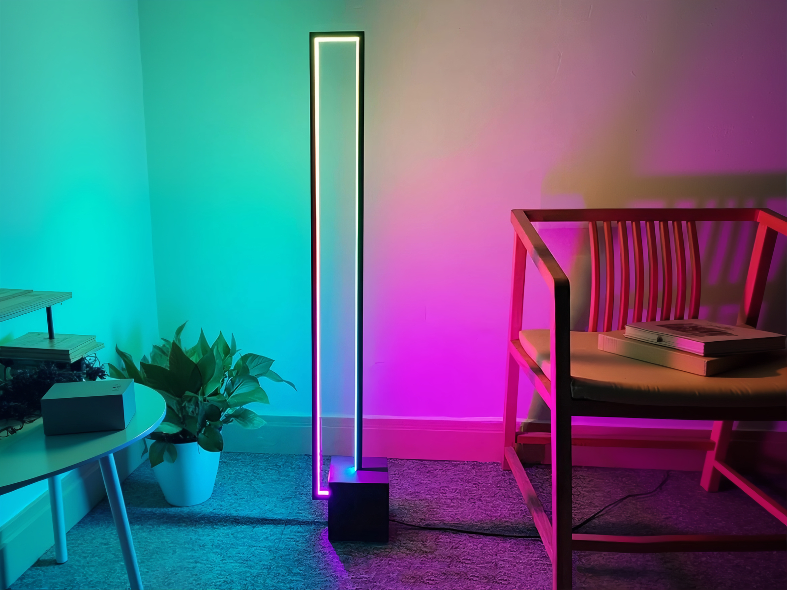 Lampadaire LED d’angle intelligent forme géométrique moderne, à la structure noire minimaliste, doté d’une lumière RGB dans un coin de salon.
