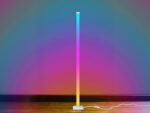 Lampadaire LED d’angle intelligent avec lumière rythmée, design vertical blanc pour ambiance lumineuse immersive en situation dans une pièce sans mobilier.