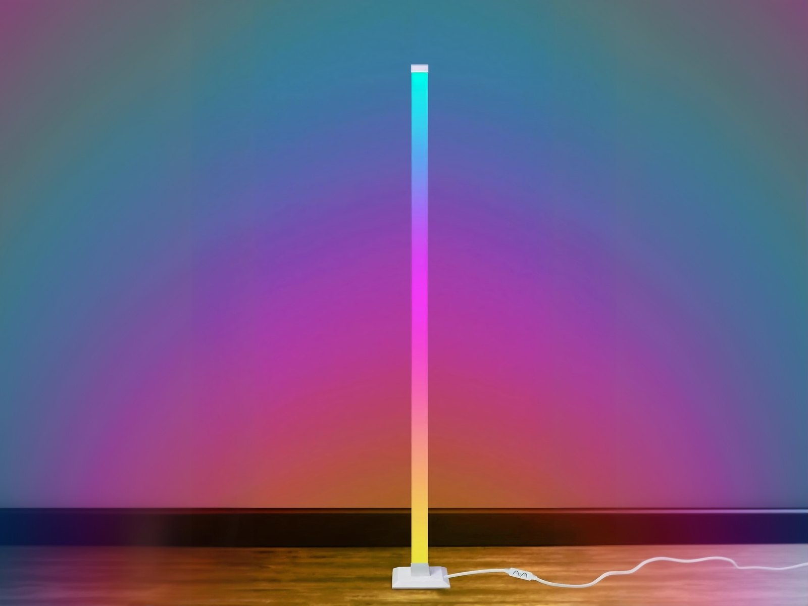 Lampadaire LED d’angle intelligent avec lumière rythmée, design vertical blanc pour ambiance lumineuse immersive en situation dans une pièce sans mobilier.