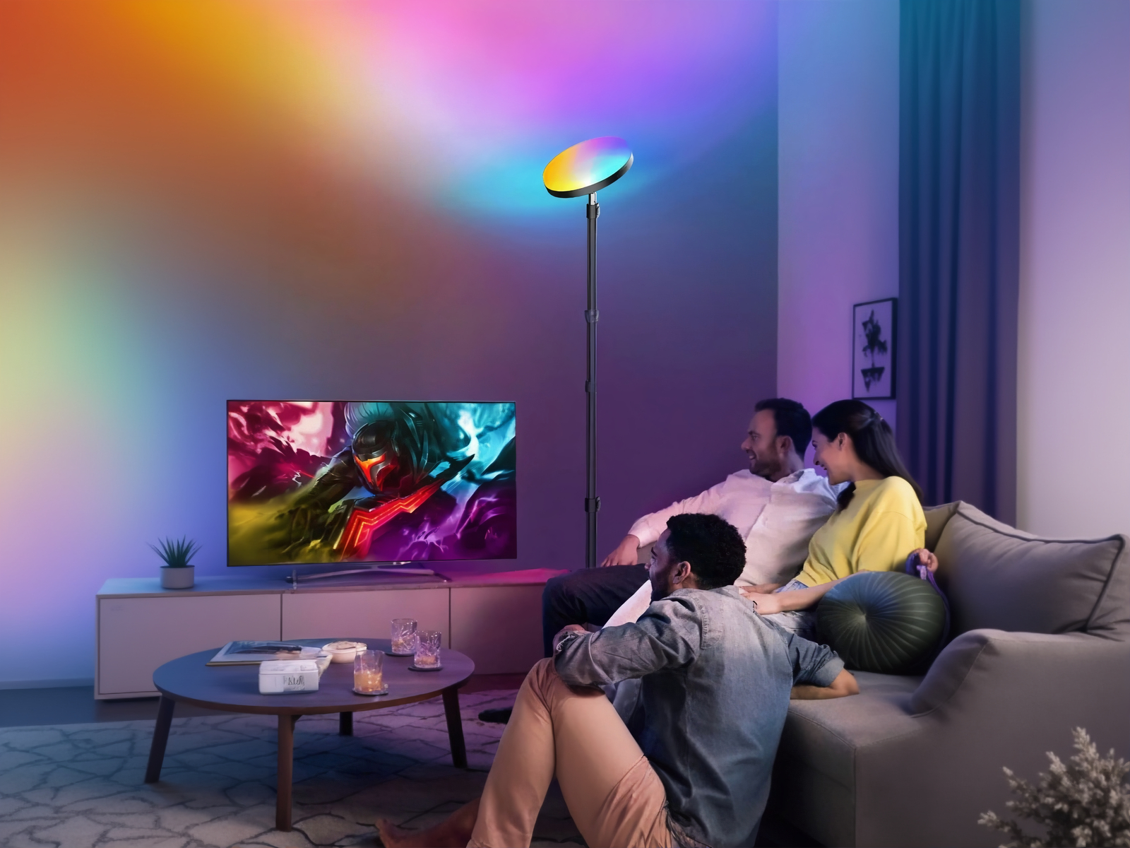 Lampadaire LED intelligent noir pour angle, sur pied et de forme ronde, diffusant une lumière douce et multicolore dans un salon moderne.