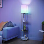 Lampadaire LED intelligent d’angle multifonction Lampadaire LED intelligent d’angle multifonction avec étagères et lumière personnalisable RGB rectangulaire en fibre naturelle.