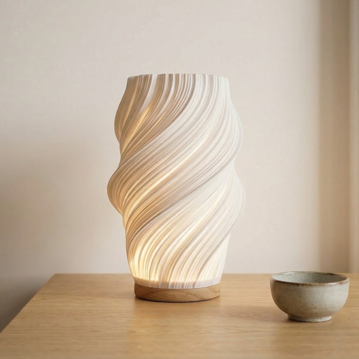 IMG_19_03_lampe_table_led_design_contemporain5 La lampe de table LED design contemporain avec forme ondulée moderne, lumière douce diffusée créant une ambiance apaisante, objet déco élégant posé sur une table intérieur en bois minimaliste.