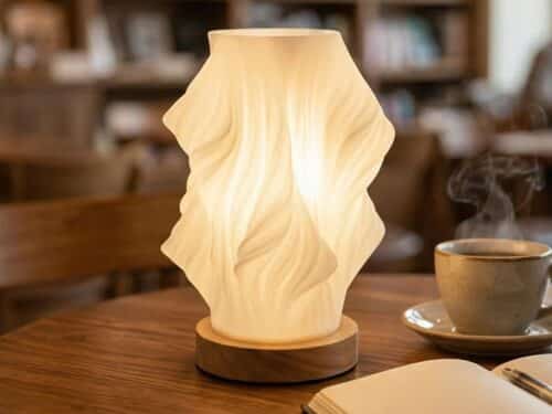 Lampe de table LED sans fil design à abat-jour plissé 3D posée sur surface, diffusant une lumière chaude et texturée.